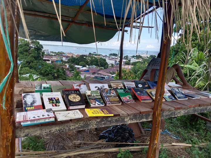 Tingkatkan Minat Baca, Komunitas Mabes Logika Bangun Lapak Baca