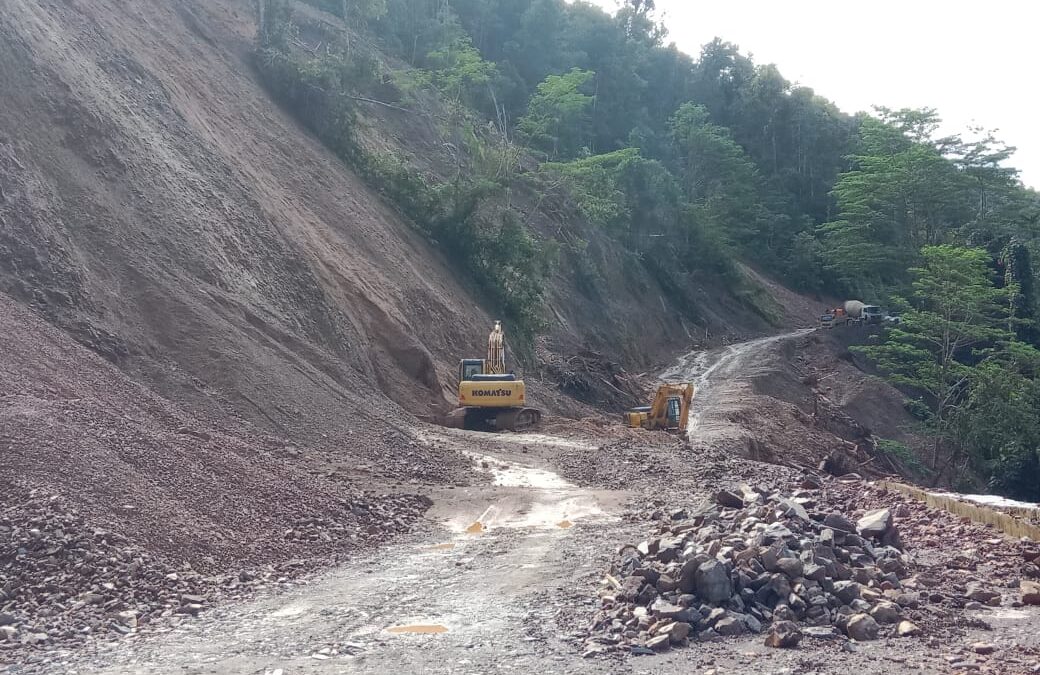 Jalan Tras Manokwari -Sorong Alami Longsor, Pengendara Sempat  Terjebak 18 Jam