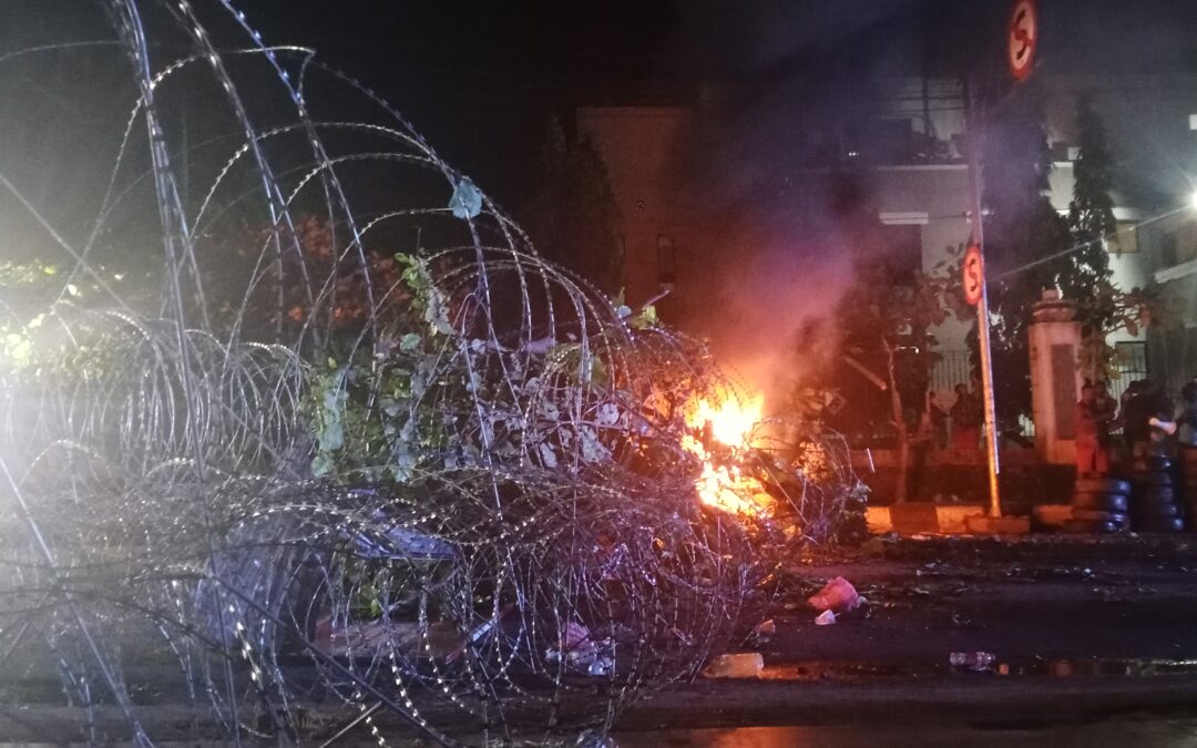 Menjelang Keputusan KPU, Massa Aksi Kembali Duduki KPU Papua Barat Daya malam ini