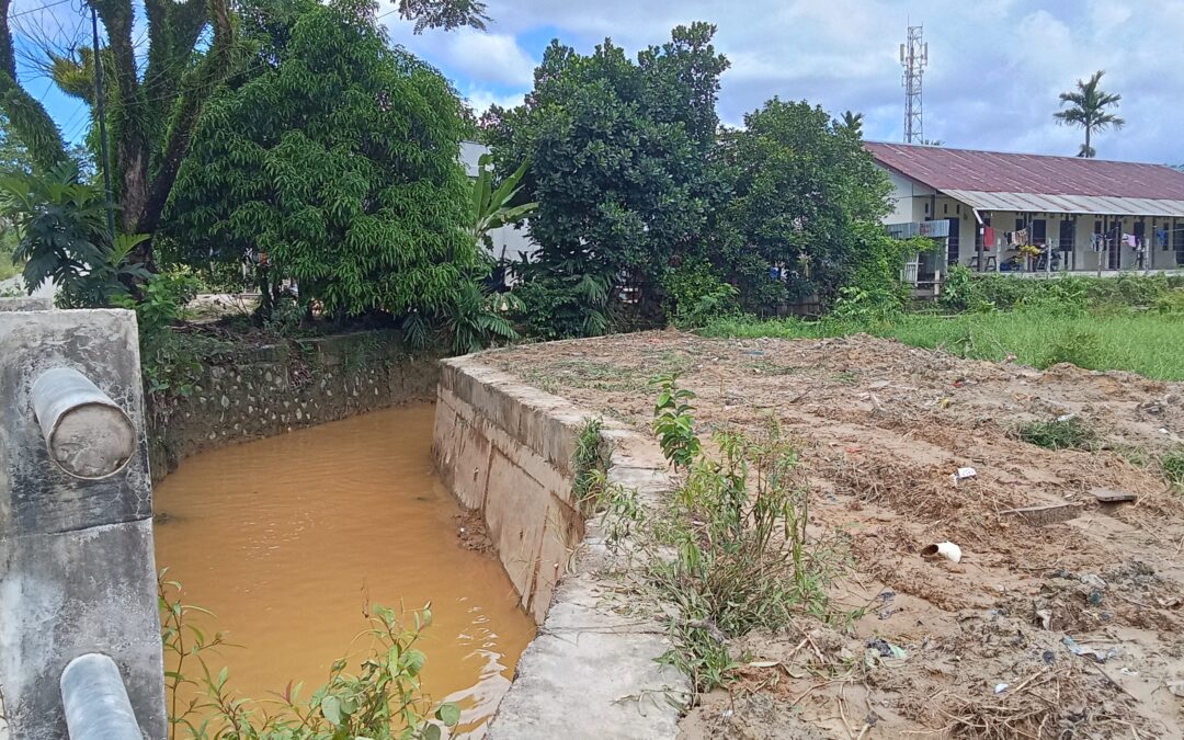 Atasi Banjir di Kampung Bugis, Pasangan Lobat&Ansari Gelar Program Keruk Drainase