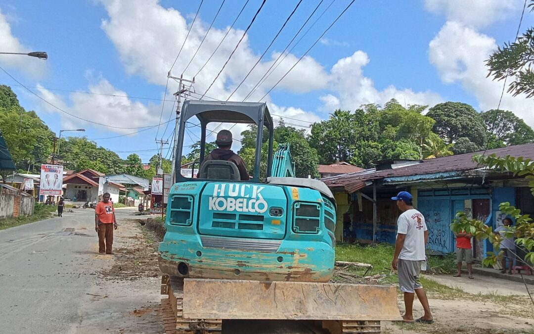 Atasi Banjir Di Kelurahan Klademak, Lurah Jalankan Program Keruk Drainase