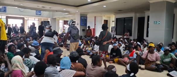 Mama-Mama Papua Masih Duduki Kantor Gubernur PBD Tuntut Gubernur Hadir Temui Masa Aksi