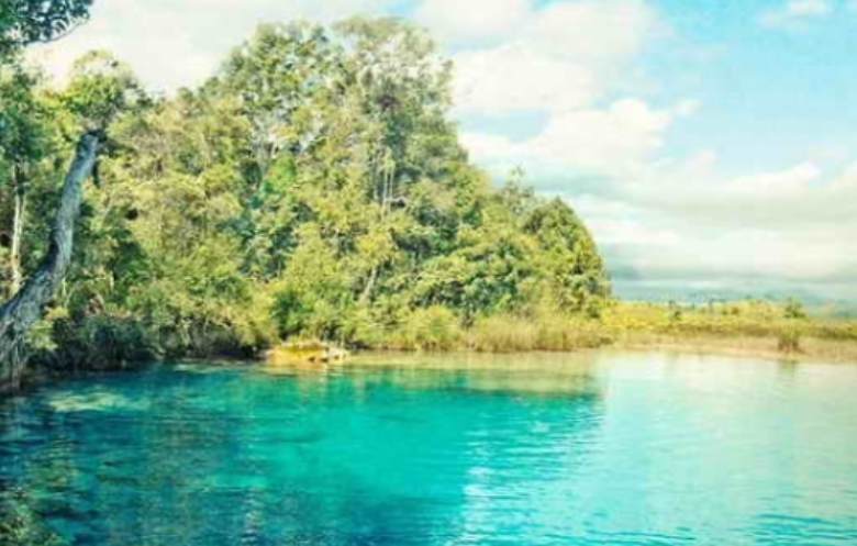 Asal Mula Danau Ayamaru: Kisah Chrumbles, Raja Air dan Lahirnya Perahu Tradisional