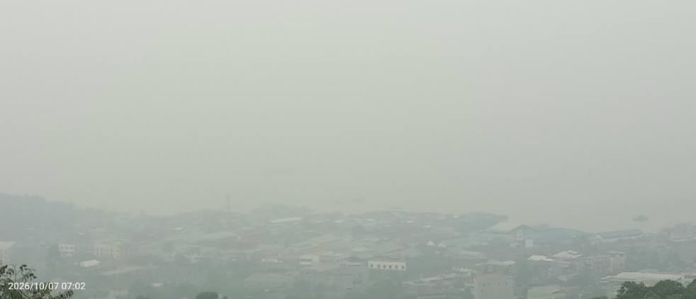 Kabut Asap Melanda Kota Sorong, Kasus ISPA Melonjak Tembus 23 Ribu dan Penerbangan Terganggu