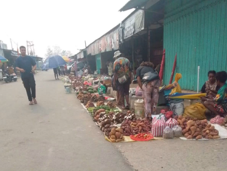Ironi Kehidupan Pedagang Maybrat di Pasar Sorong Selatan